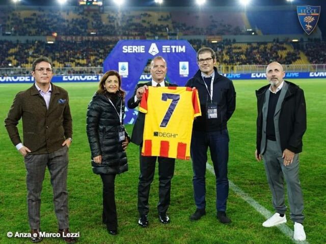 Le candeline indicano 7 anni di impegno, serietà, passione ed amicizia. 
La nostra collaborazione con l’Unione Sportiva Lecce è prima di tutto emozione, la stessa che da tutta la vita proviamo quando pensiamo, urliamo e cantiamo “forza Lecce, sempre!”. Grazie a chi ci è accanto ogni giorno. 
Ad maiora! 💛❤️

#lecce #viadelmare #collaborazione #stadio #uslecce #stadioviadelmare